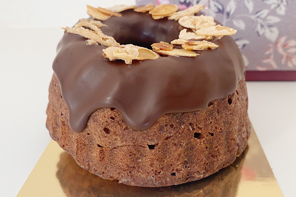 横須賀クグロフ アーモンドショコラ（大）